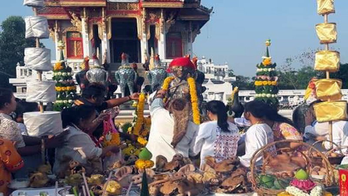 คนแห่ร่วมงานปิดท้ายสงกรานต์คึกคัก..!! ร่วมปล่อยขบวนแห่พระพุทธรูปศักดิ์สิทธิ์และประเพณีสรงน้ำรูปหล่อเจ้าพ่อพระปรง งานวันไหลสระแก้ว