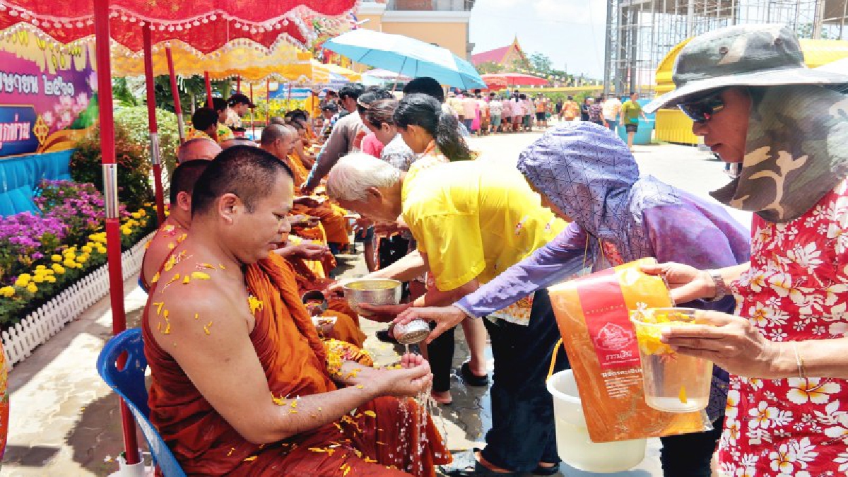 อ.สัตหีบจัดงานวันไหลของเทศกาลสงกรานต์ ทุกวันที่ 19 เมษายนของทุกปี โดยมีชาวบ้านมาร่วมงานอย่างคับคั่ง
