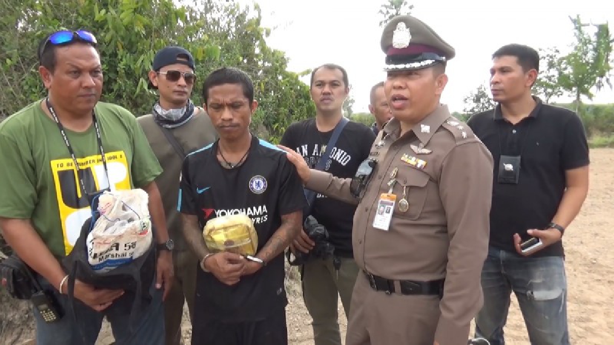 ตำรวจสล้อมจับ&rdquo;เสืออุ๊&rdquo; นักค้ายาเสพติดอันดับ 1 ในคลองหอยโข่ง ขณะกบดานอยู่กับภรรยาสาววัยเพียง 16 ปี กลางทุ่งนา  (คลิป)