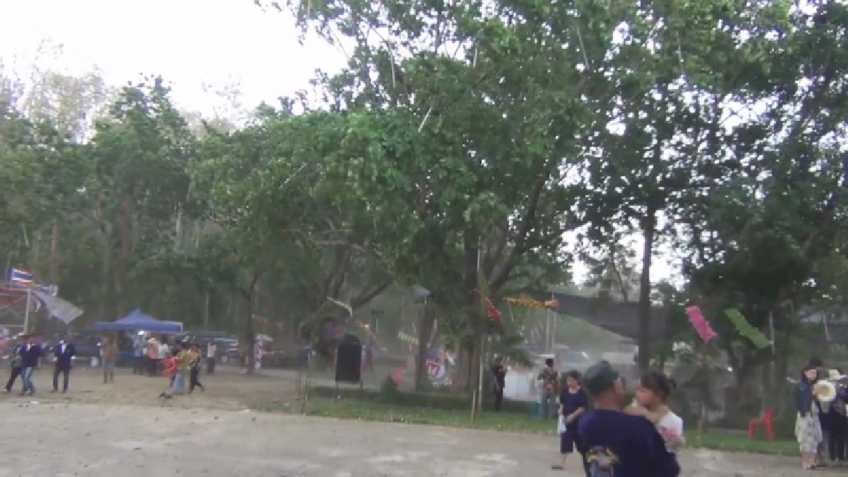 พายุถล่มสถานที่จัดงานงานแห่น้ำขึ้นโฮง ต.บ้านตึก บ้านพังเสียหายกว่า 39 หลังคาเรือน (คลิป)