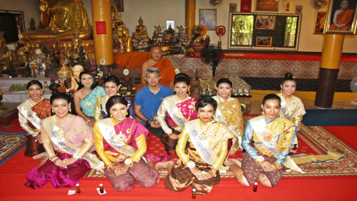 ผู้เข้าประกวดมิสแกรนด์อยุธยา เข้ากราบเกจิชื่อดังเมืองกรุงเก่า พร้อมกับเดินสายถ่ายภาพตามโบราณสถานประชาสัมพันธ์ แหล่งท่องเที่ยว (ดูคลิป)