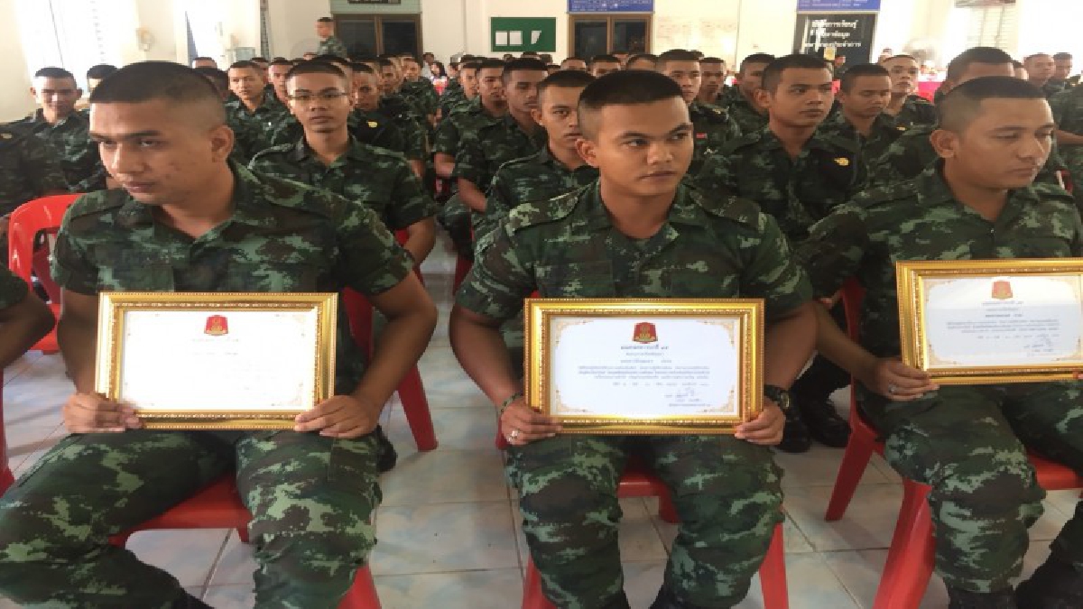 กองร้อยมณฑลทหารบก 45 จัดทำบุญและอำลาพร้อมมอบเกียติบัตรให้กับทหารดีเด่น โดยมี นักแสดงชายจากไทยทีวีสีช่อง 3 ได้รับเกียติบัตรด้วย