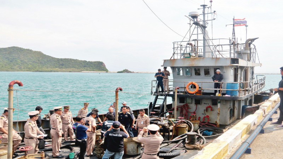 ทัพเรือภาคที่ 1 ร่วมสรรพสามิตภาค 2 ยึดและอายัดเรือบรรทุกน้ำมันดีเซลกว่ากว่า 100,000 ลิตร (คลิป)