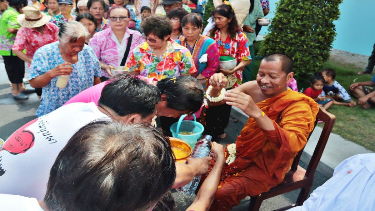 สัตหีบวันไหลบางเสร่ !!คึกคักประชาชนร่วมสรงน้ำพระรดน้ำดำหัวสืบสานประเพณีสงกรานต์