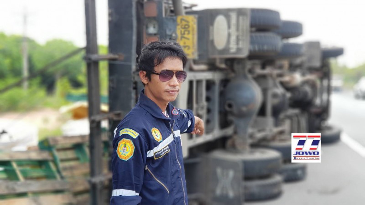 ระทึก ! สิบล้อบรรทุกขวดน้ำปลา หลับใน..เทกระจาดพลิกคว่ำบนถนน น้ำมันหยดลงพื้นถนนตลอดเวลา