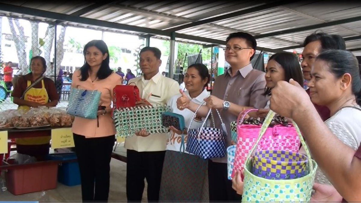 อำเภอปราสาทออกให้บริการอำเภอยิ้ม เพื่อบริการประชาชนและมอบทุนการศึกษาให้กับเด็กแรกเกิด (ชมคลิป)