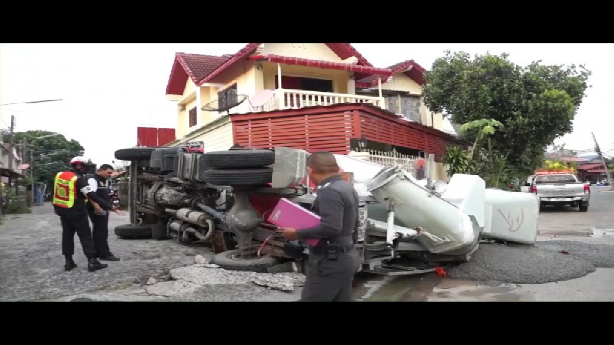 รถบรรทุกโม่ปูนซีเมนต์จะกลับรถ ฝาท่อรับหนักไม่ไหว พังครืน..ล้อตกในท่อระบายน้ำ รถพลิกคว่ำ คนขับหวิดดับสยอง (คลิป)