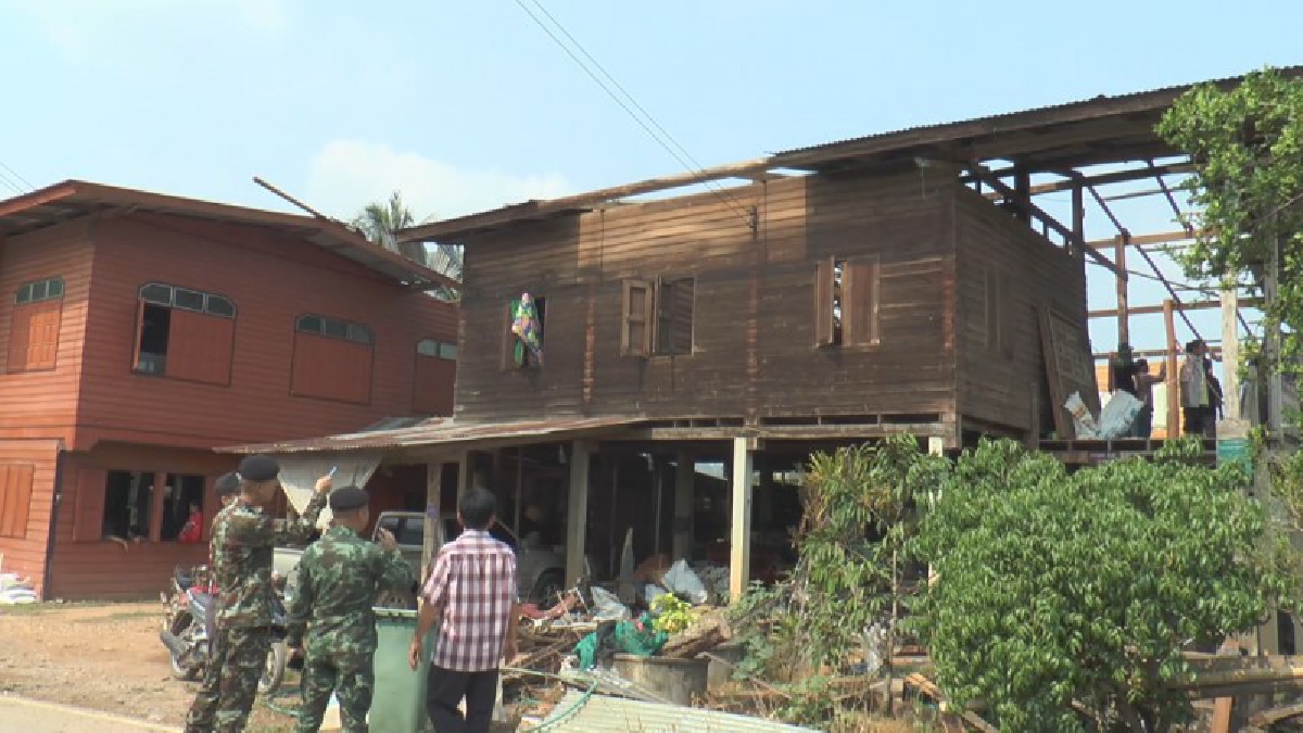 ทหารเร่งให้ความช่วยเหลือบ้านประชาชน ต.บ้านตึกที่ถูกพายุพัดพัง