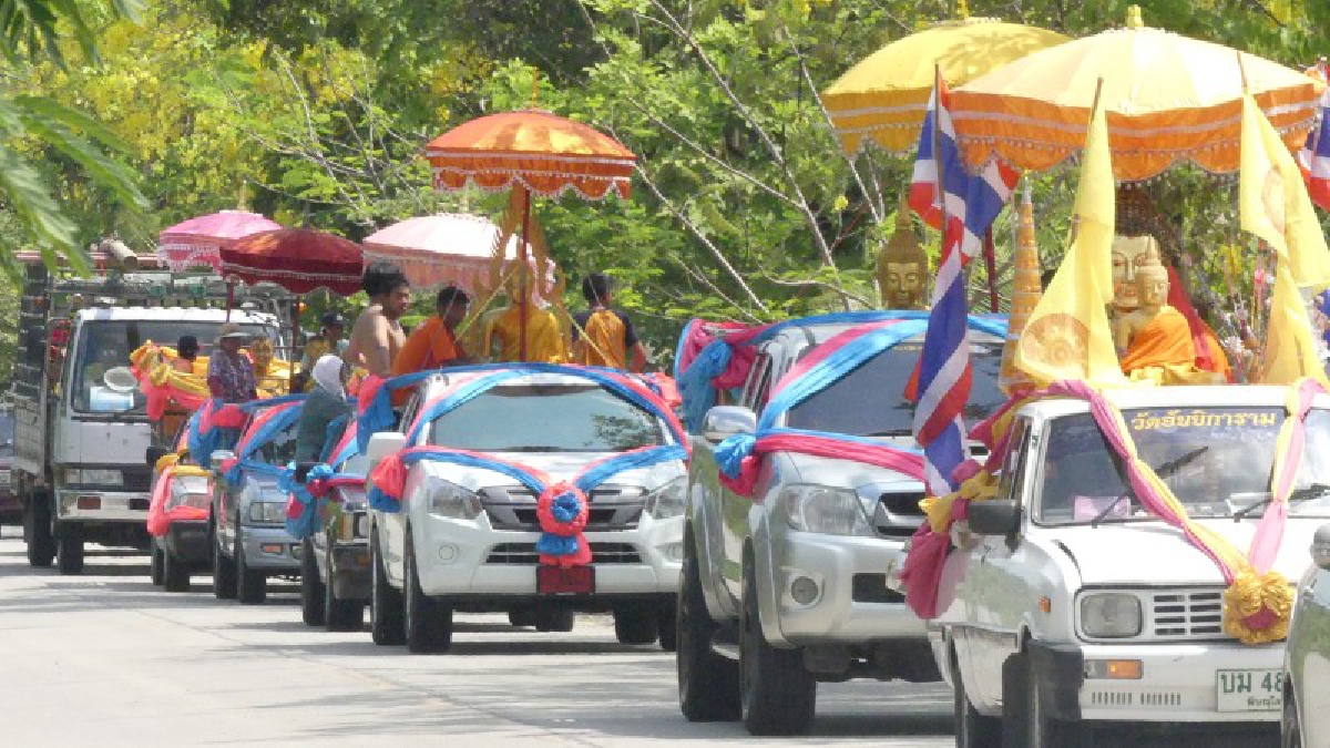 ปทุมธานี ชาวบ้านร่วมสรงน้ำพระอดีตเจ้าอาวาสวัดอัยยิการามปิดท้ายเทศกาลสงกรานต์