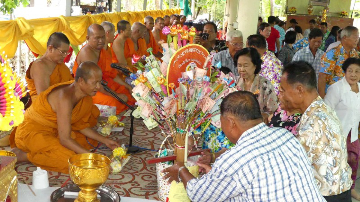 ปทุมธานี ปชช.ทอดผ้าป่าสร้างพระพุทธรูปป่าเลไลย์สูง25เมตรพร้อมรดน้ำดำหัวผู้สูงอายุส่งท้ายสงกรานต์