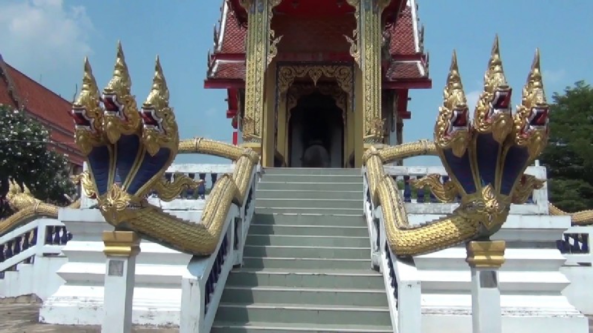 ฮือฮา..เมรุวัดดังสวยงามปั้นรูปพญานาคสามเศียรพัน โดยรอบมีจิตรกรรมแฝงคติธรรมที่ฝาพนังเมรุปรับภูมิทัศน์ด้วยปูนปั้นกระต่ายทองกว่า 100 ตัว