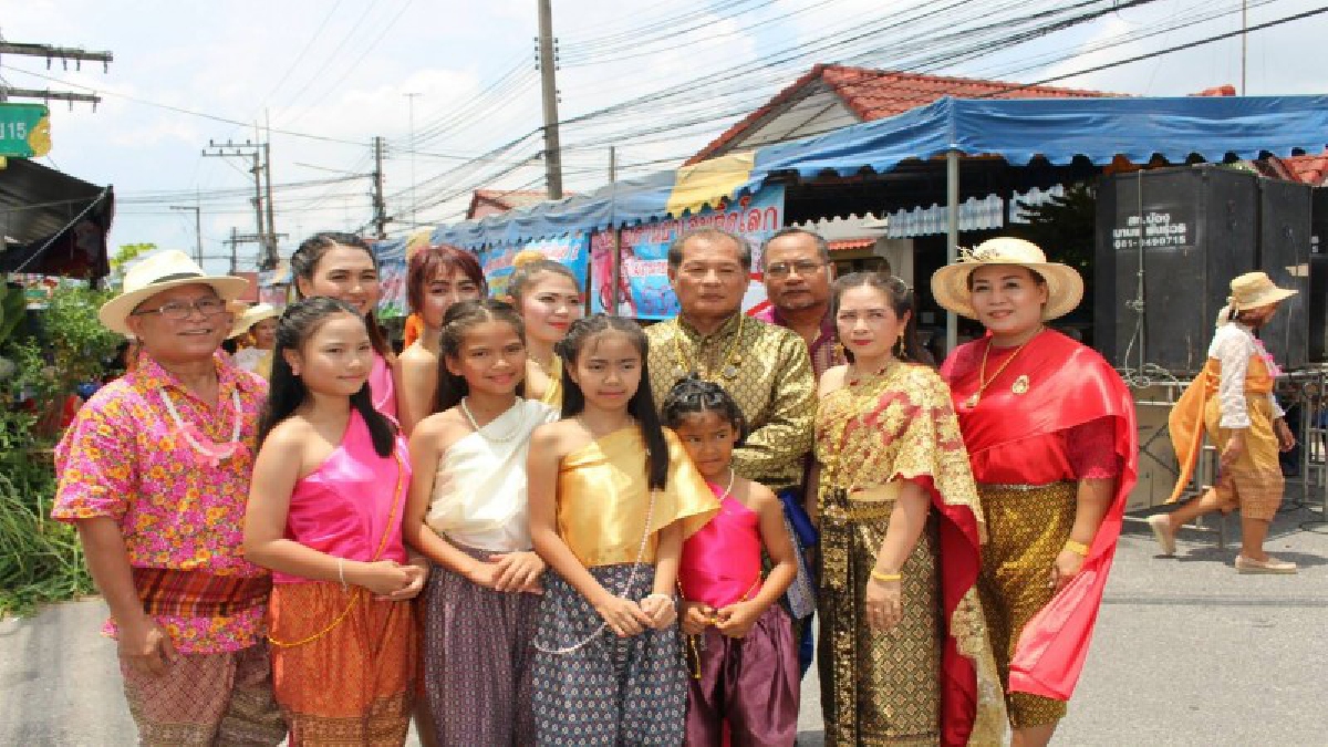 ออเจ้า!?สมาชิกและผู้บริหาร เทศบาลตำบลดอนหัวฬ่อ และชาวชุมชน ร่วมแต่งชุดไทย สรงน้ำพระ  และรดน้ำดำหัวผู้ใหญ่ ในเทศกาลสงกรานต์(ชมคลิป)