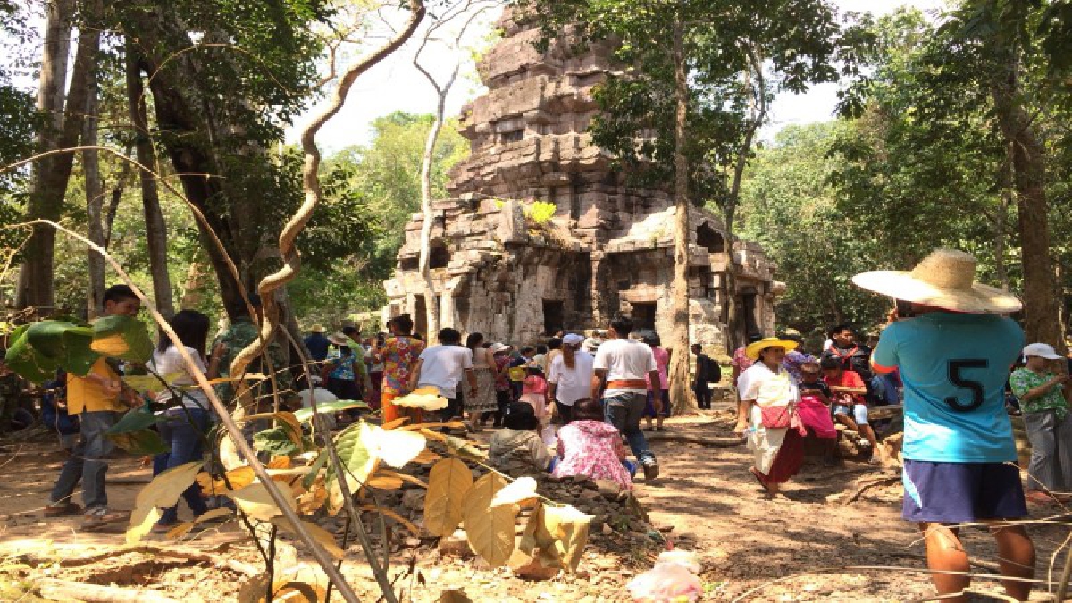นักท่องเที่ยวแห่เที่ยวปราสาทตาควาย เทือกเขาพนมดงรัก ชายแดนไทย&ndash;กัมพูชา เสริมการท่องเที่ยว พร้อมอุทิศส่วนกุศลทหารกล้าพลีชีพเพื่อชาติ (ชมคลิป)