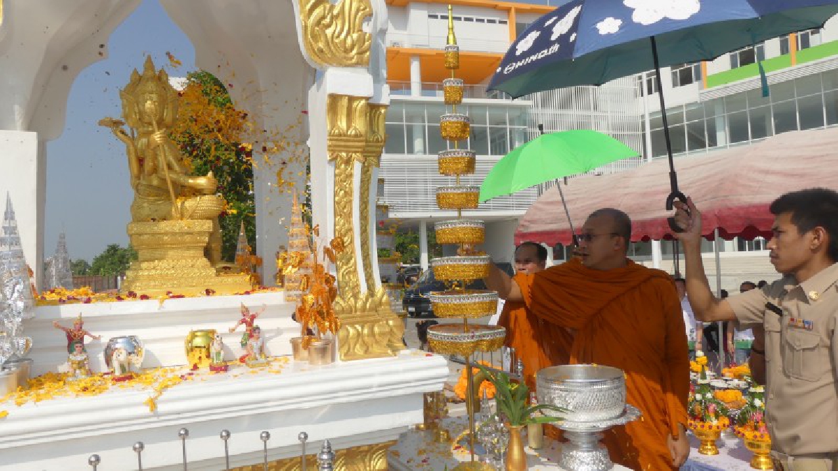 ปทุมธานี หลวงพ่อชำนาญตั้งศาลพระพรหมเปิด สนง.เทศบาลตำบลบ้านกลางแห่งใหม่