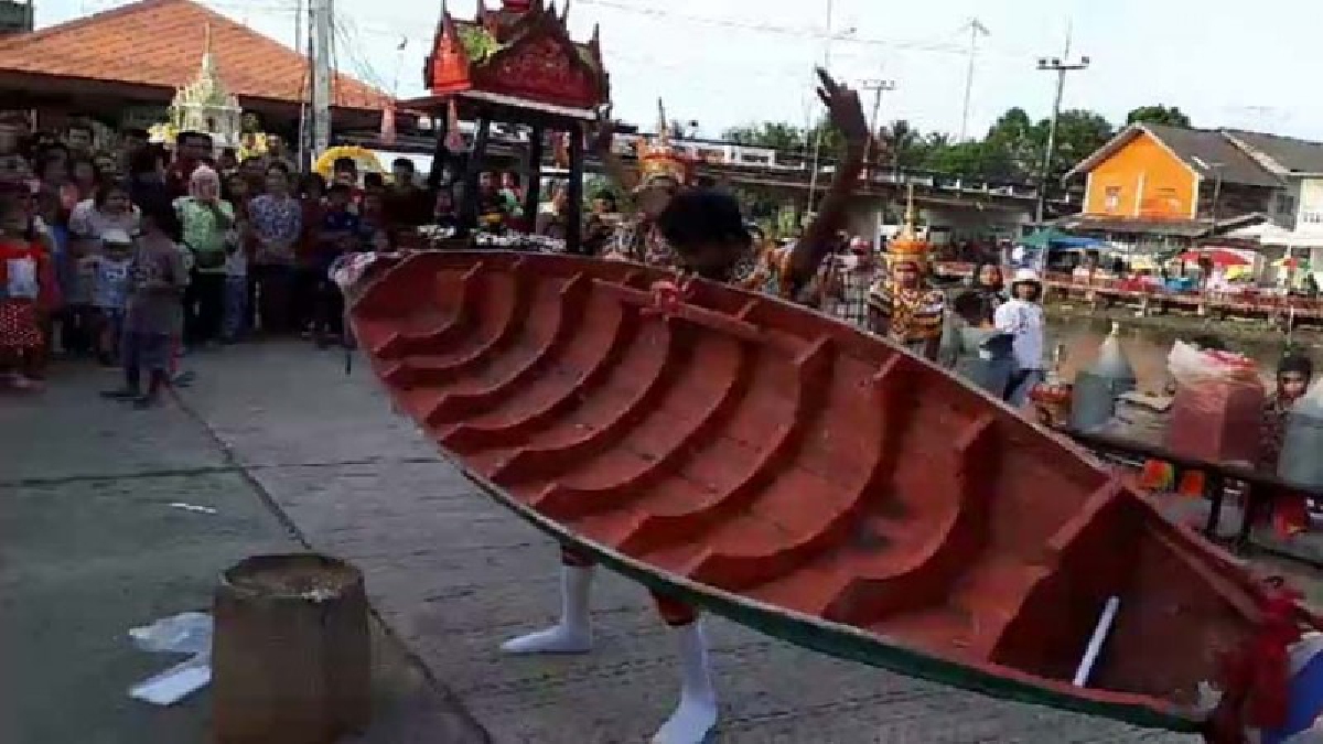 ตะลึงทั้งบาง!!วิญญาณครูหมอโนราสิงร่าง“โชว์คาบครก คาบเรือ”กลางตลาดริมคลองหัวไทรเมืองคอน-เผยมีอยู่จริงตามคำบอกเล่ามาแต่ครั้งโบราณ(ชมคลิป)