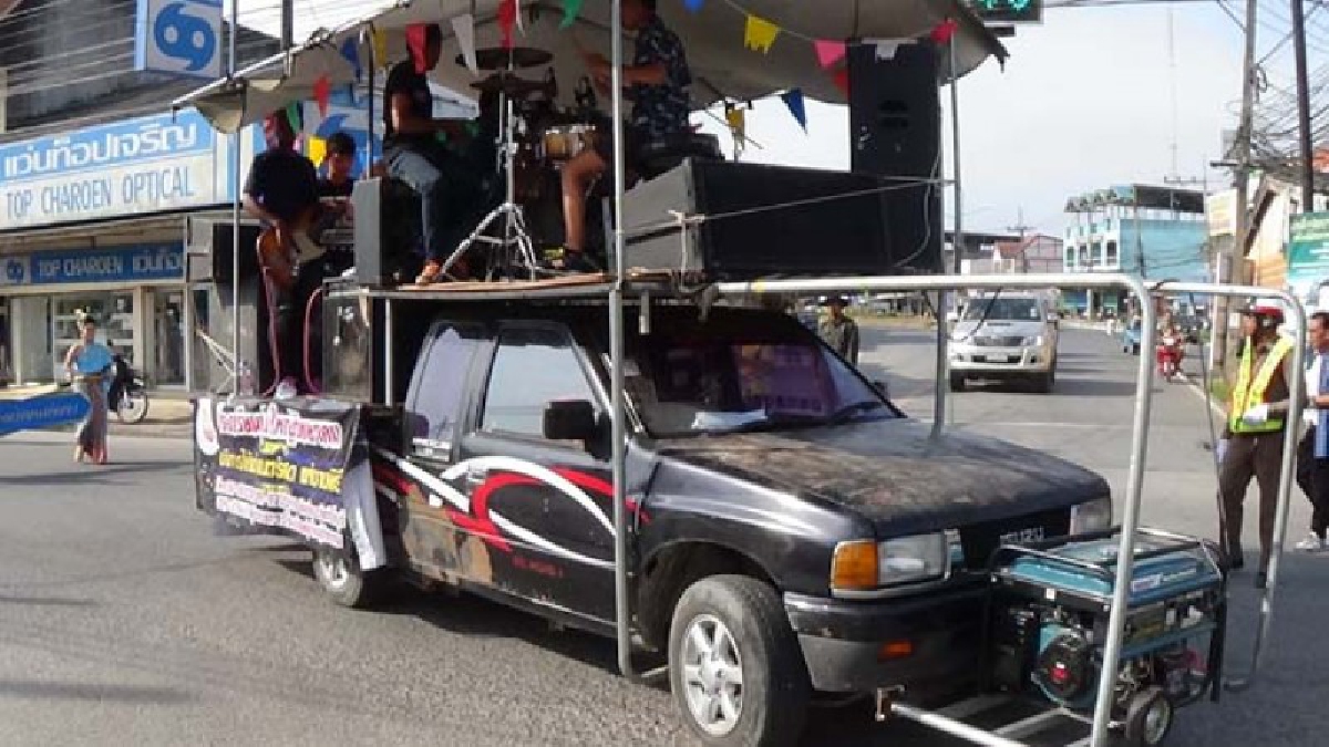 สุดทึ่ง!!ดัดแปลงรถกระบะเป็นเวทีวงดนตรีเคลื่อนที่ร่วมกิจกรรมและสร้างสีสันต์แข่งขันกีฬาชุมชนเทศบาลตำบลท่ายางอ.ทุ่งใหญ่เมืองคอน(คลิป)