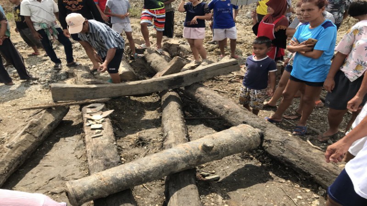ตะลึง ! พบปืนใหญ่ - โครงสร้างเรือ และเครื่องใช้สมัยโบราณอายุกว่า 200 ปีจำนวนมาก ในลำคลองสายเก่าที่ไหลผ่านที่ดินของ “พลตรีทหาร”