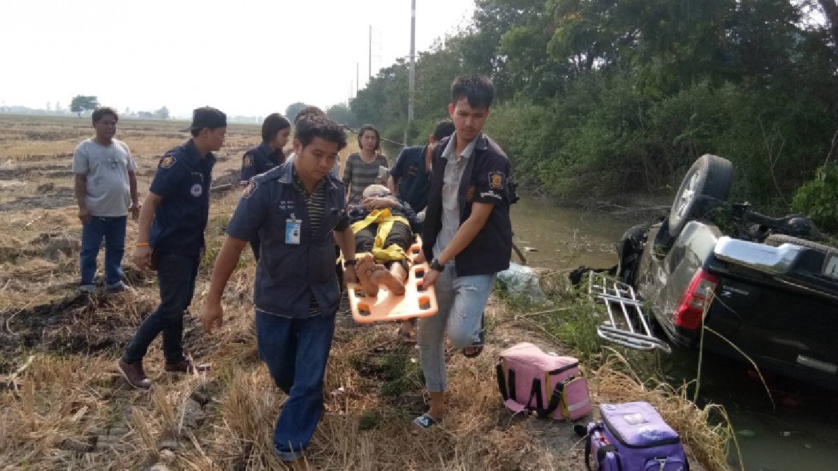 สาวไร่แตง ขับกระบะกลับบ้านพร้อมลูกสาว วูบหลับใน เสียหลักพลิกหงายท้อง หวิดดับทั้งแม่ทั้งลูก