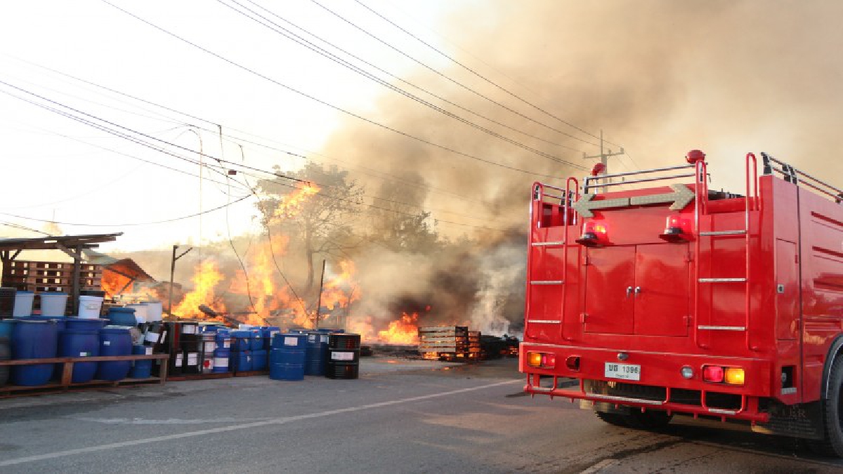 ปทุมธานีระทึก ! ไฟไหม้ร้านขายไม้พาเลทและถังน้ำมันเก่าริมถนนปทุมธานี-บางปะหัน เสียหายกว่า 5 แสนบาท