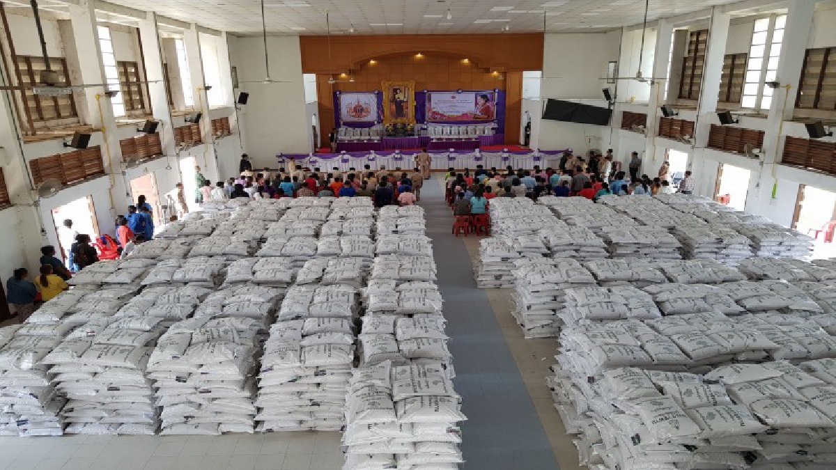 สุดปลาบปลื้ม!! ราษฎรในพื้นที่ 5 ตำบล เข้ารับเมล็ดพันธุ์ข้าวหอมมะลิ 105 พระราชทาน (ชมคลิป)