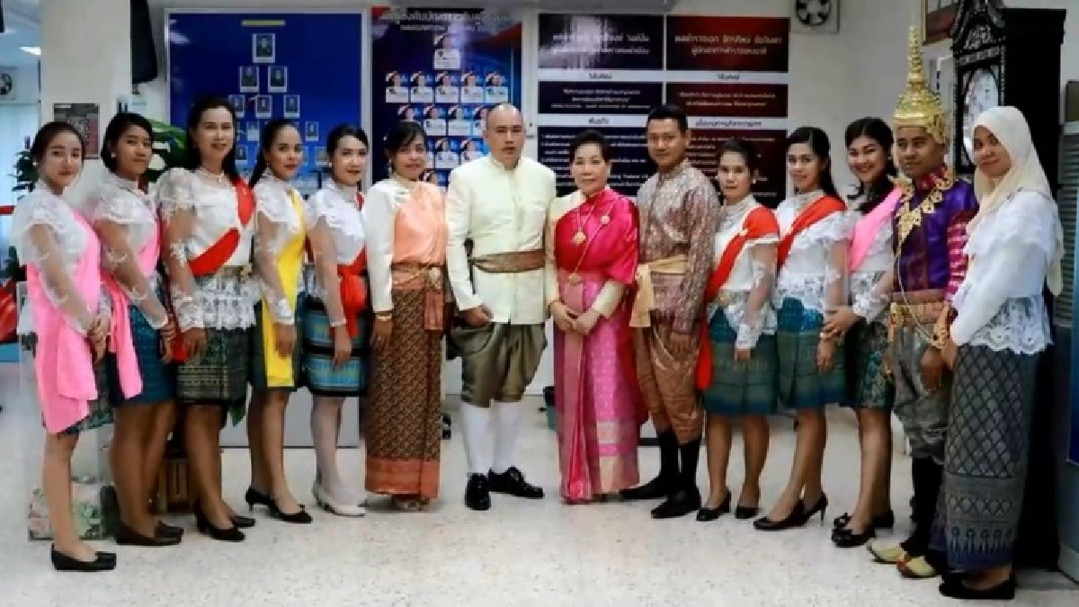 ตม.กระบี่ แต่งชุดไทยปฏิบัติหน้าที่ สร้างรอยยิ้มแก่ผู้ติดต่อราชการ