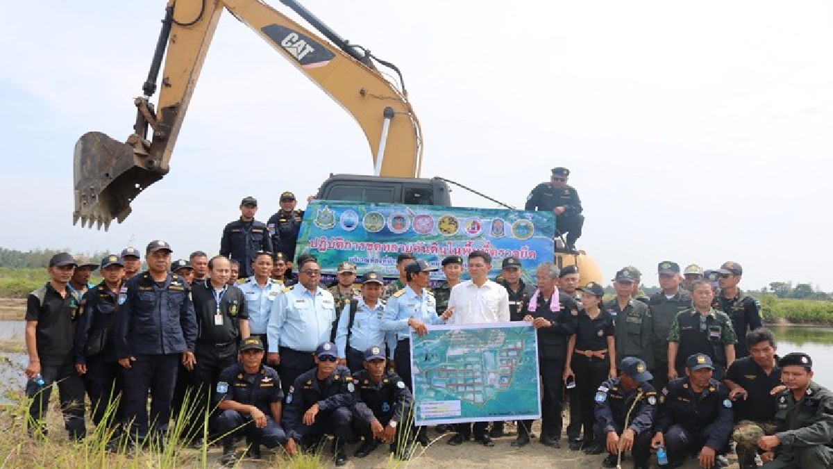 ชุมพรสนธิกำลังปฏิบัติการขุดทลายคันดิน ในพื้นที่ตรวจยึดทวงคืนพื้นที่ในป่าสงวงแห่งชาติ