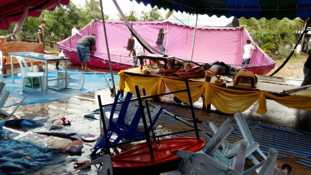 กวาดเละทั้งงาน ! พายุฝนถล่ม อ.ศรีณรงค์ จ.สุรินทร์ บ้านพังยับกว่า 6 หลังคาเรือน งานศพอลหม่าน..เต็นท์ปลิวว่อน  (มีคลิป)