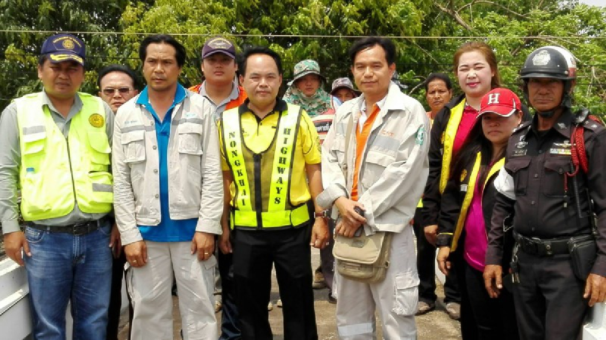 ผู้อำนวยการแขวงทางหลวงหนองคายพร้อมเจ้าหน้าที่ เร่งเข้าทำการรื้อย้ายสายเคเบิ้ล ที่ติดตั้งบนสะพานลอยคนเดินข้ามทั้ง 7 แห่ง บริเวณทางหลวง