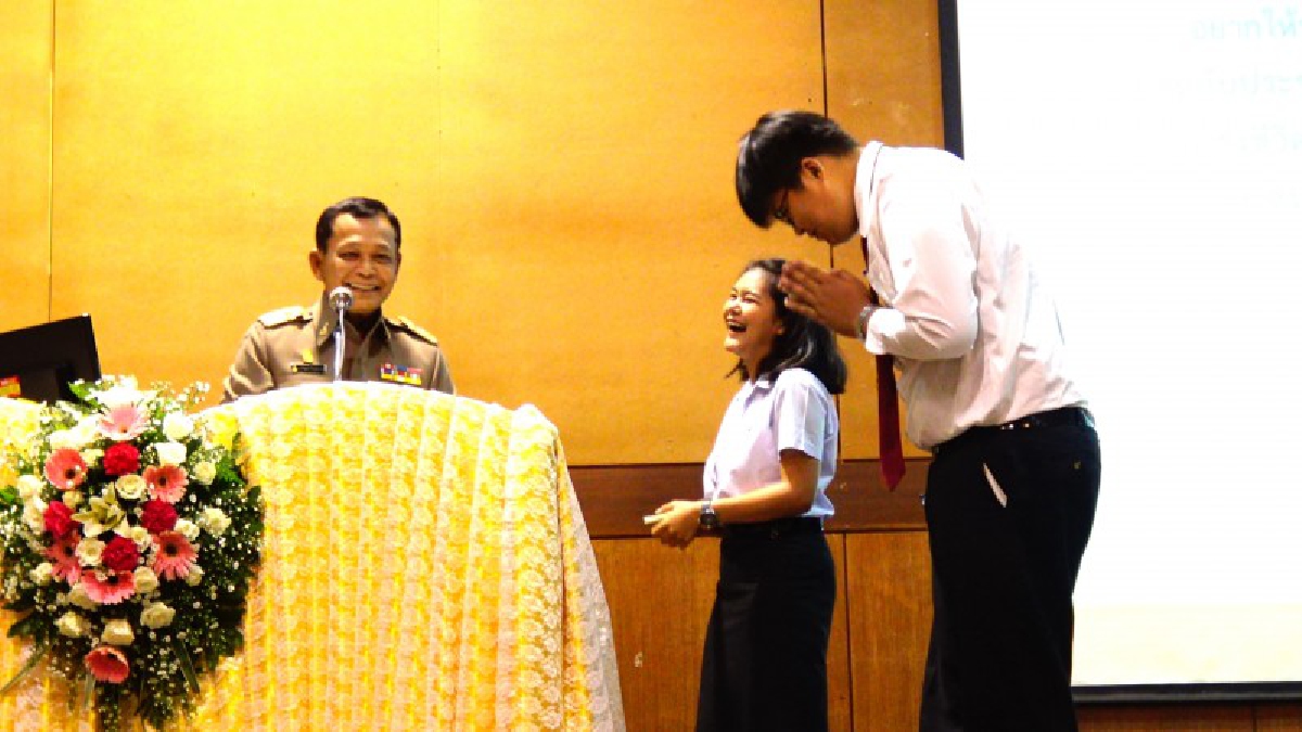 องคมนตรีเยี่ยมมอบพระบรมราโชบายด้านการศึกษา ร.10 ที่ม.ราชภัฏเลย (มีคลิป)