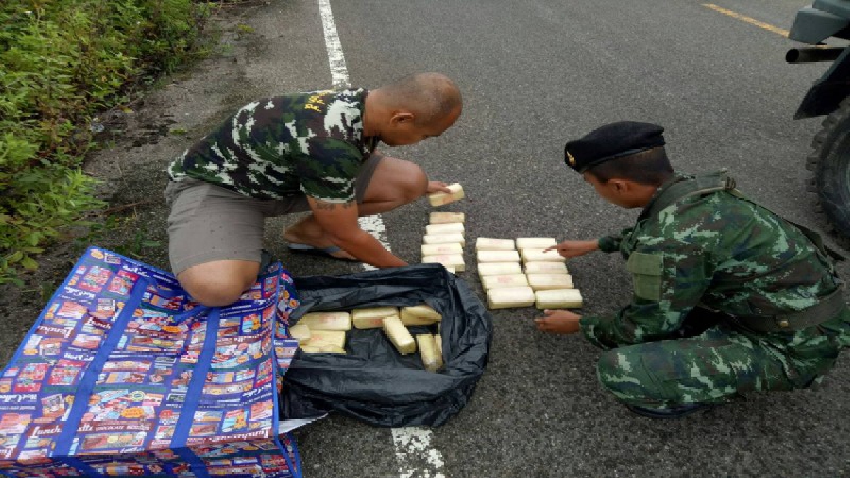 คิดเหรอว่าที่อันตรายจะปลอดภัย!! ทำเนียนขี่มอไซต์บรรทุกยานรกฝ่าด่านตรวจทหาร สุดท้ายยอมทิ้งยาบ้า 100,000 เม็ด มูลค่าของกลาง 10 ล้านบาท บิดหนี