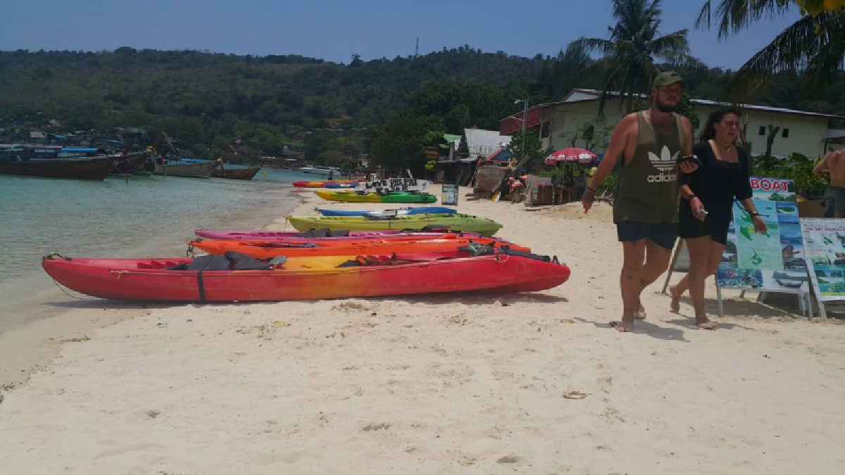 เละ ! ชายหาดเกาะพีพี แหล่งท่องเที่ยวระดับโลก ป้ายโฆษณาขายบริการนำเที่ยว เรือคายัค วางกีดขวางเกลื่อนตลอดแนวชายหาด