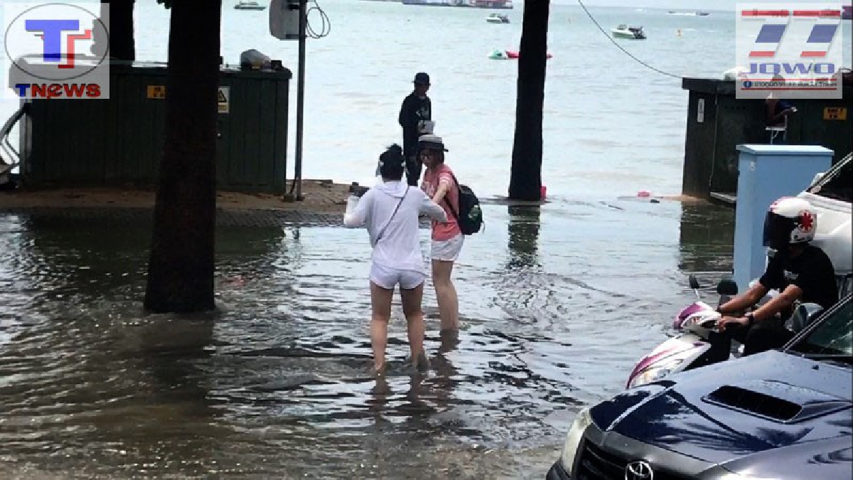 อันซีนไทยแลนด์ !! ฝนตกน้ำท่วมทั่วเมืองพัทยา นทท.ต่างชาติลุยน้ำเน่า เข็นรถดับกลางทาง (มีคลิป)