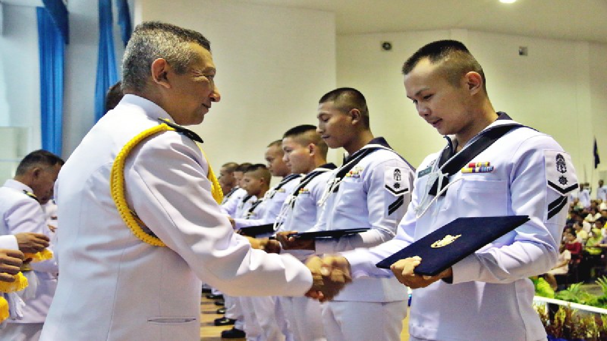 กองทัพเรือประดับเครื่องหมายยศ จ่าตรีใหม่ พร้อมเป็นข้าราชการเต็มตัว