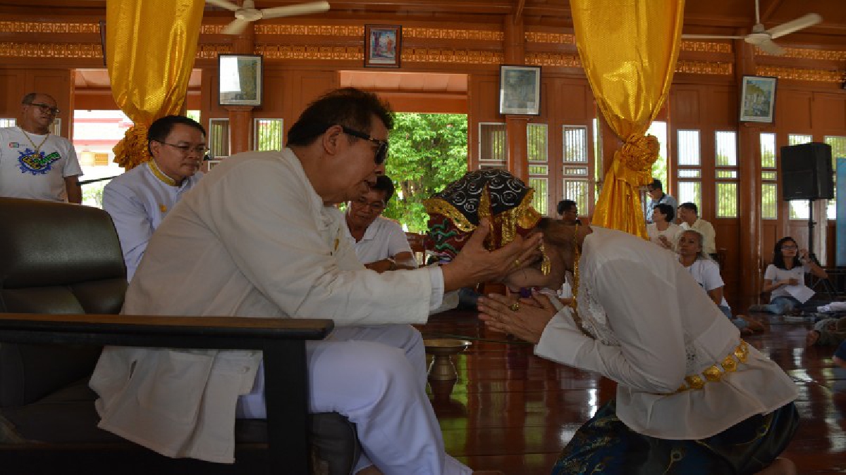 เป็นศิษย์ต้องมีครู !!! อ.ธนิสร์ ศรีกลิ่นดี ศิลปินแห่งชาติ จัดพิธีไหว้ครู-ครอบครูที่วัดบ้านเกิด จ.สิงห์บุรี