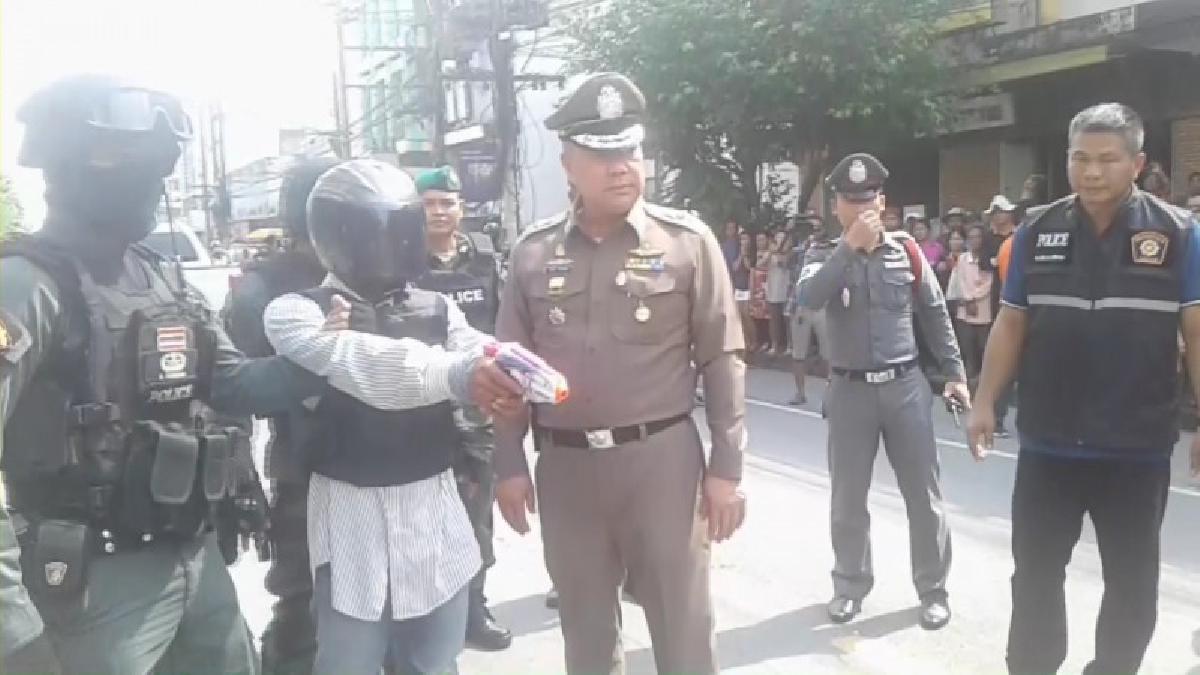 รวบแล้วมือปืนฆ่าโหดวัยรุ่นเล่นสงกรานต์กลางเมือง ขณะชุดสืบสวนและชุดประดาน้ำ เร่งช่วยกันงมหาอาวุธปืนที่ใช้ก่อเหตุ (คลิป)