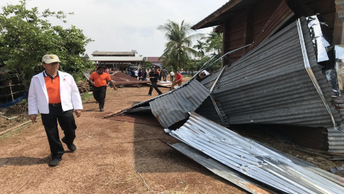 ผู้ว่าศรีสะเกษทุ่ม 1.6 ล้านบาท เร่งซ่อมโรงเรียนที่ถูกลมพายุพัดถล่มเสียหายทั้งหลัง  (มีคลิป)