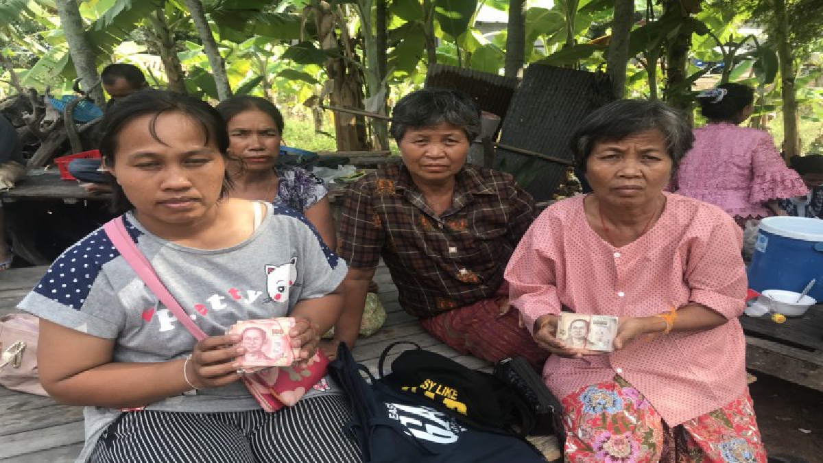 ตัวแทนเถ้าแก่เรือ รุดมอบเงิน 80,000 ช่วยปลงศพหนุ่มลูกเรือประมง พลัดตกเรือจมหายกว่า 1 เดือน กลายเป็นศพเน่าเปื่อยเกยหาด