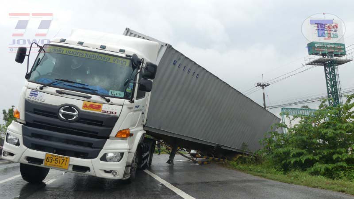 อลหม่านทั้งถนน..!! รถพ่วงบรรทุกสินค้า เลี้ยวไม่พ้น ไหลตกขอบถนน ขวางทางจราจร