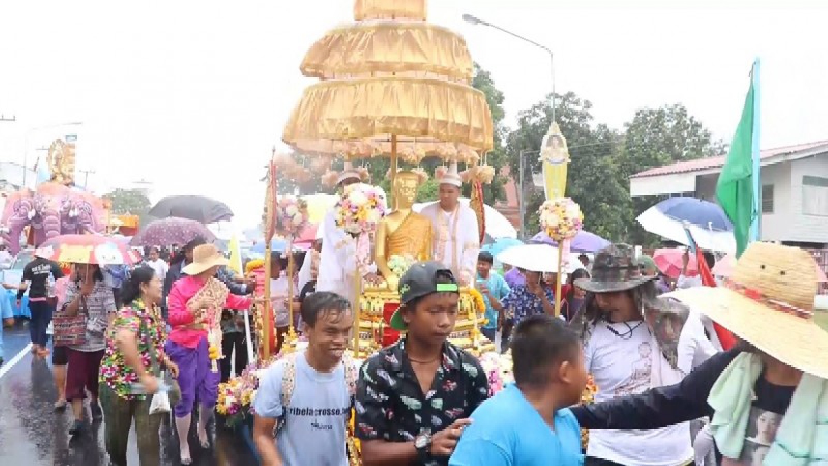 เหลือเชื่อประเพณีชักพระศรีอริยเมตไตรย ฝนตกทุกปี  ชาวบ้านเชื่อในความศักดิ์สิทธิ์ (ชมคลิป)