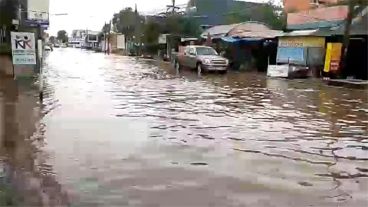 อ่วมสุด !! เกิดฝนตกอย่างหนัก ทำน้ำท่วมเขตเมืองขอนแก่นหลายแห่ง  เหตุจากขยะจำนวนมากไหลมาอุดตันท่อ เจ้าหน้าที่เร่งระบาย (ชมคลิป)