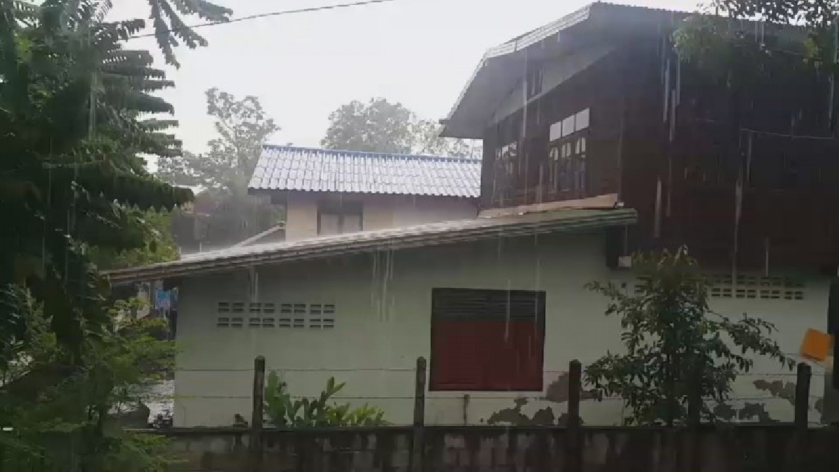 ฝนกระหน่ำในพื้นที่เทศบาลอุดรธานีนานกว่า1ชั่วโมง เกิดน้ำท่วมขังตามซอยและถนนสายหลัก ระดับน้ำสูง 20-30 ซม. จนท.เร่งสูบออกนอกเมือง (ชมคลิป)