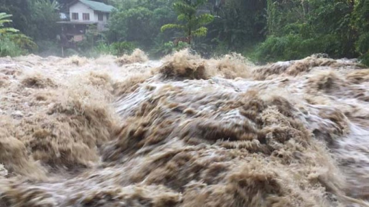 เมืองคอนส่อวิกฤติ ! ฝนถล่มหนักหลายพื้นที่ น้ำป่าเทือกเขาหลวงนครศรีธรรมราชบริเวณน้ำตกอ้ายเขียวไหล่ทะลัก (มีคลิป)