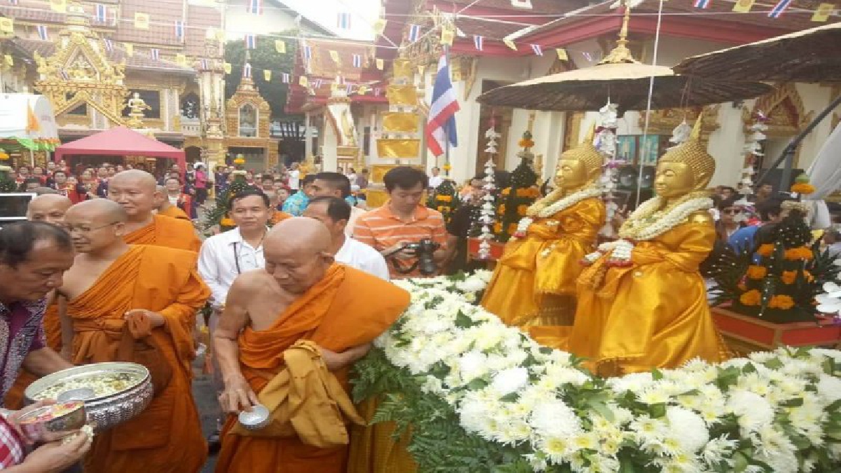 **นครพนม ! ประชาชนแห่ร่วมพิธีศักดิ์สิทธิ์ สรงน้ำพระติ้ว พระเทียม พระทอง พระพุทธรูปคู่บ้านคู่เมืองจนแน่นวัด (มีคลิป)