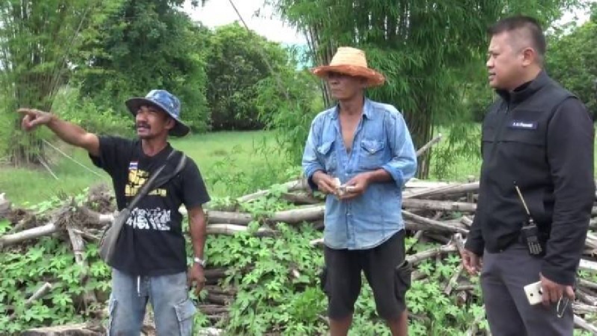 ชาวบ้านจุดไฟเผาไร่อ้อยจนลุกลามไปไหม้รถอีต๊อก ท่อพีวีซี ต้นไม้ที่ปลูกไว้ในเขตรั้วบ้าน ถูกไฟเผาไหม้วอดหมด