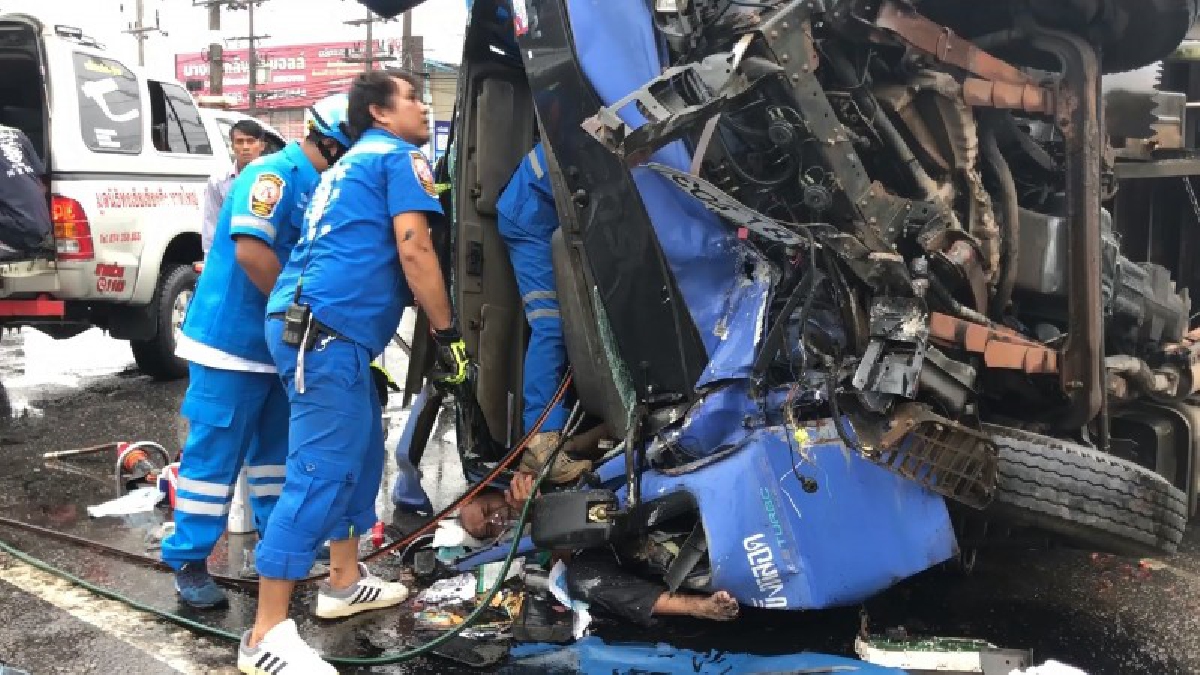 นาทีชีวิต ! รถบรรทุกน้ำแข็งเสียหลักชนคอสะพานพลิกคว่ำ คนขับถูกรถทับขาหักติดคาซาก กู้ภัยเร่งใช้เครื่องตัดถ่างงัดร่างออกมา (คลิป)