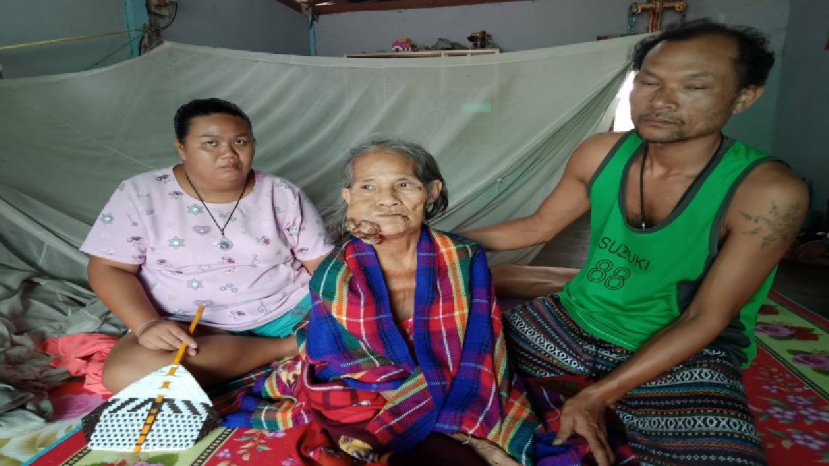 แสนทรมาน ! ยายวัย 76 ป่วยเป็นมะเร็งในช่องปาก อาการแย่ลงทุกวัน ลูกๆสุดสงสาร อยากให้แม่หายแต่ไม่มีกำลังรักษา (ชมคลิป)