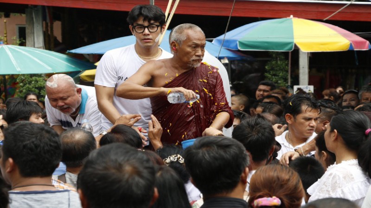 "อาร์ต พศุตม์" นักแสดงดังทางช่อง 3 พร้อมครอบครัว ร่วมสรงน้ำพระเกจิชื่อดังนครปฐม