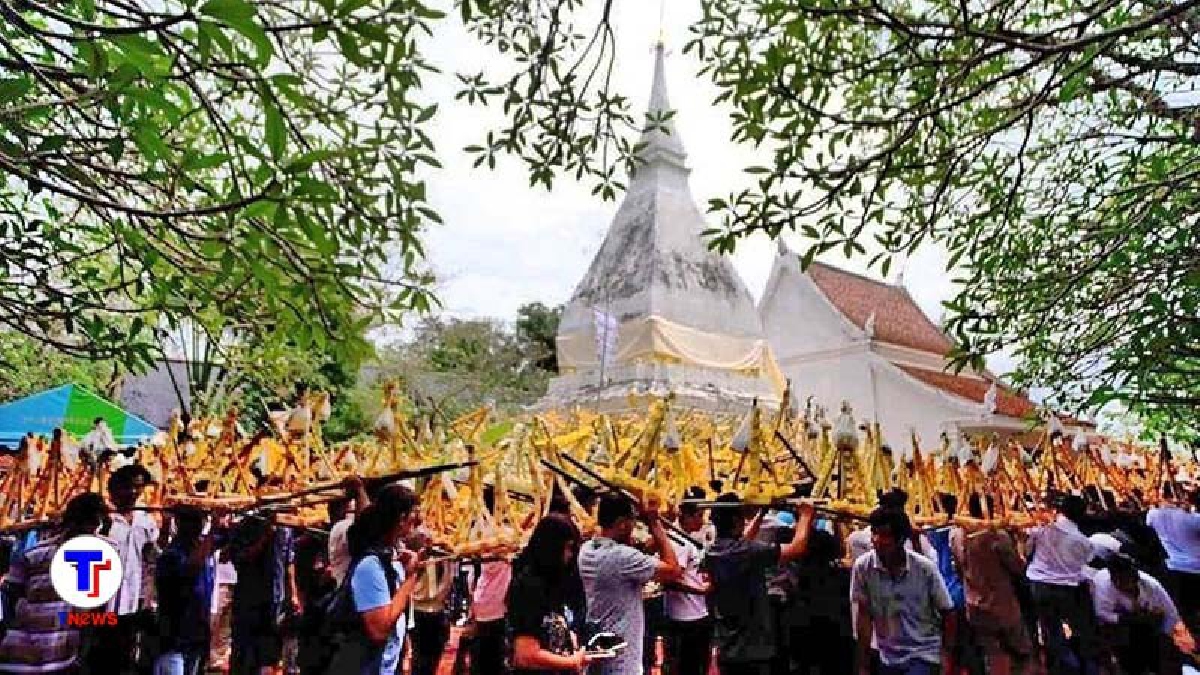 พลังศรัทธา !! ประชาชนกว่าหมื่นคน ร่วมถวายต้นผึ้งพระธาตุศรีสองรัก (มีคลิป)