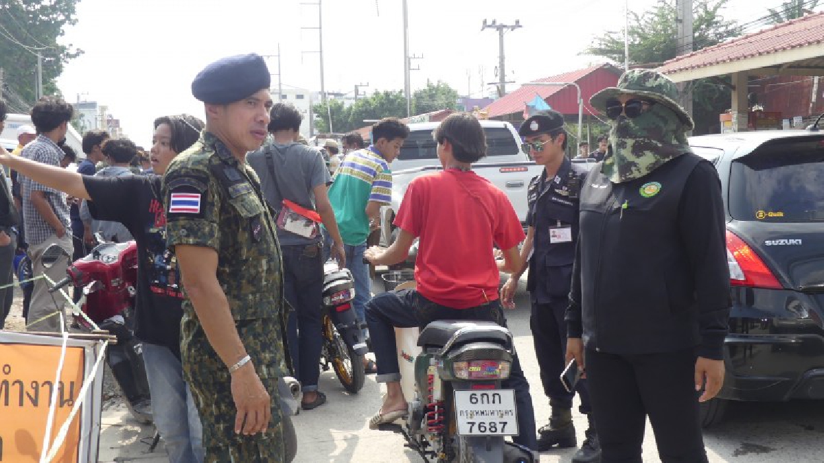 ปทุมธานี นอภ.คลองหลวงเข้มตั้งจุดคัดกรองป้องกันเหตุวิวาทวันไหลส่งท้ายสงกรานต์ซอยคุณพระ