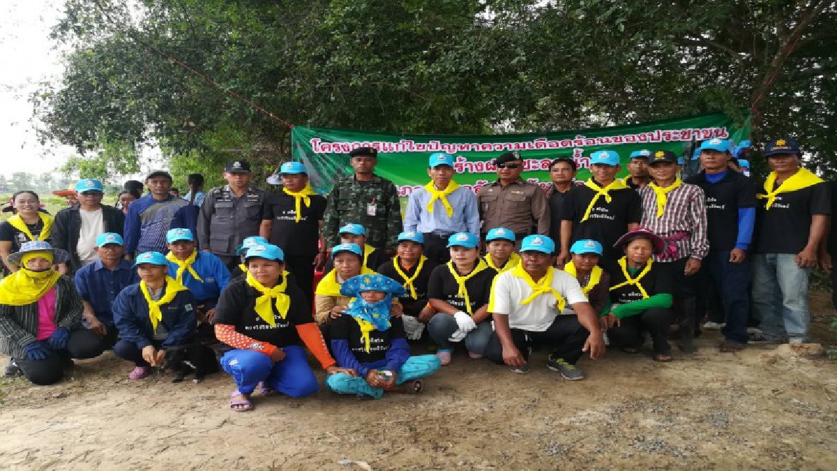 ศรีสะเกษ ! นายอำเภอเบญจลักษ์นำจิตอาสาร่วมกับทหาร สร้างฝายชะลอน้ำ เพื่อกักเก็บน้ำไว้ใช้สำหรับการเกษตรและเลี้ยงสัตว์ในฤดูแล้ง (มีคลิป)